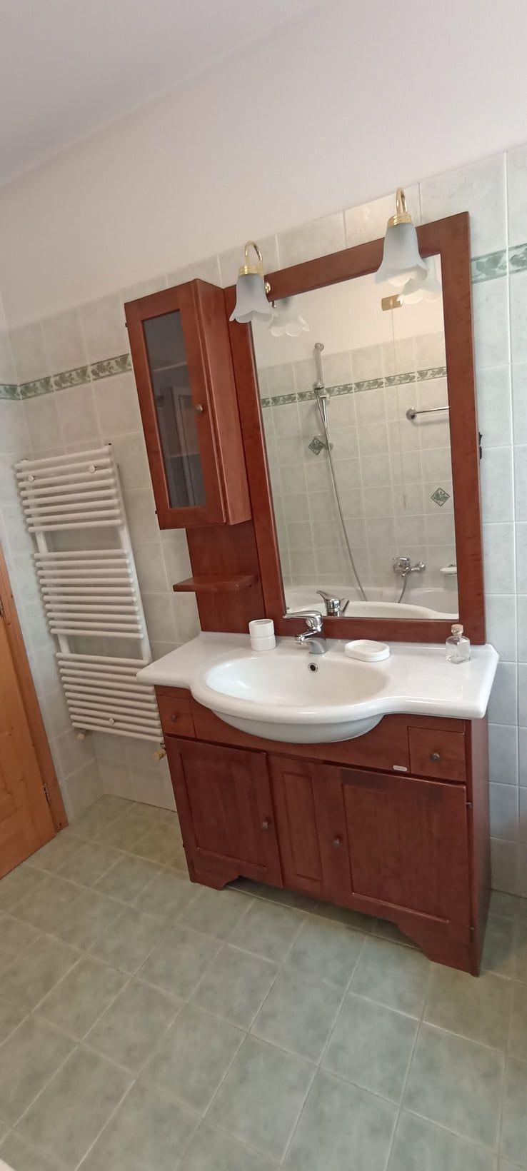 Il bagno con vasca e doccia, altra veduta