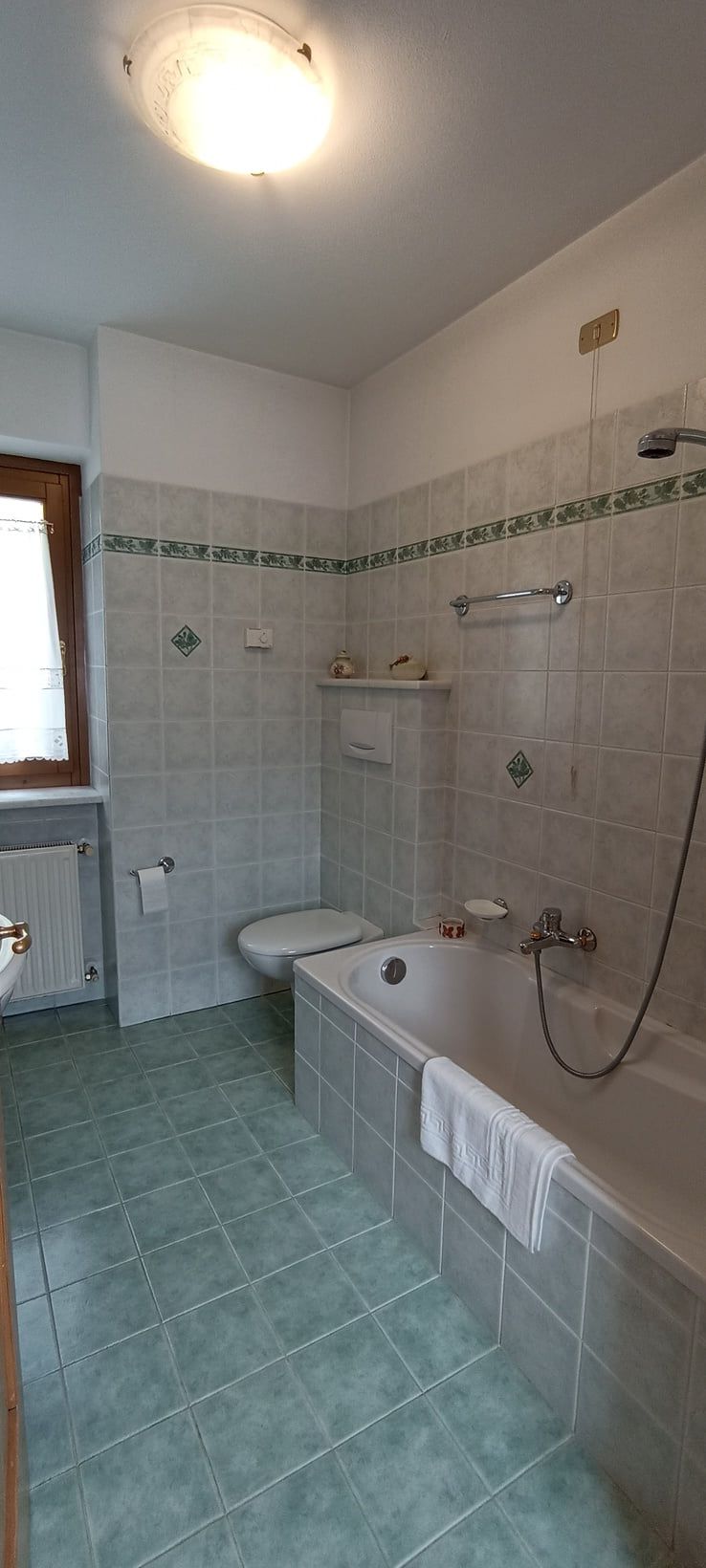 Il bagno con vasca e doccia