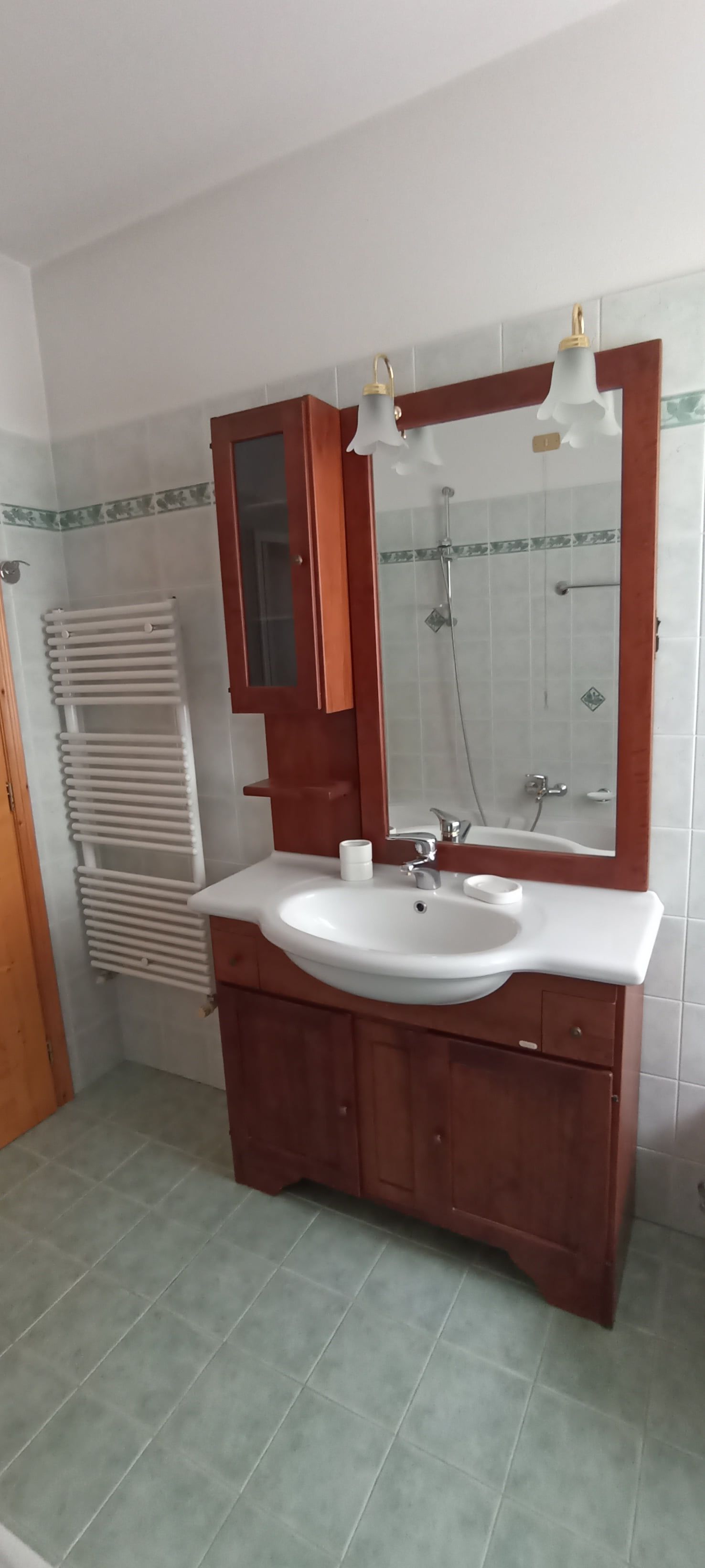 Il lavabo del bagno al primo piano