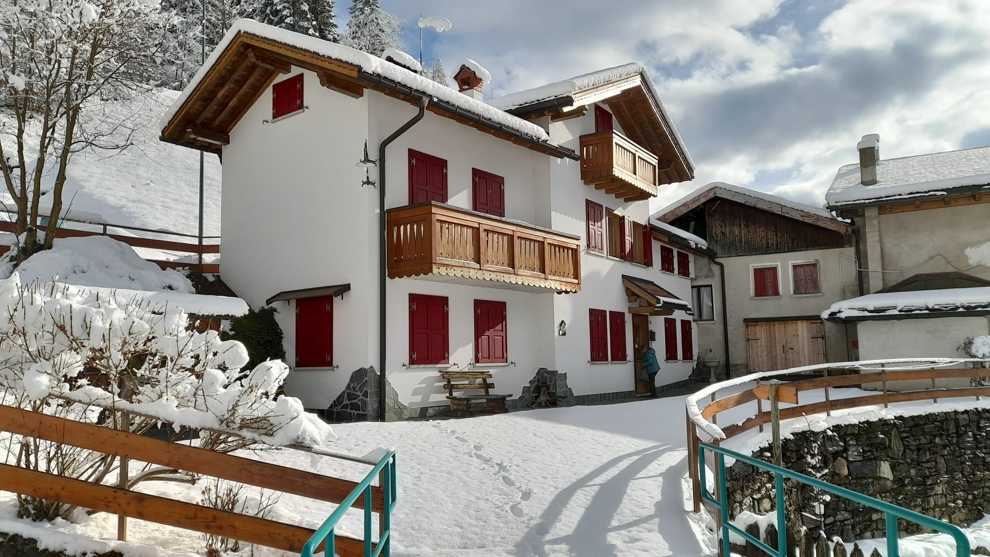 Casa da Olly con la neve, in una giornata di sole