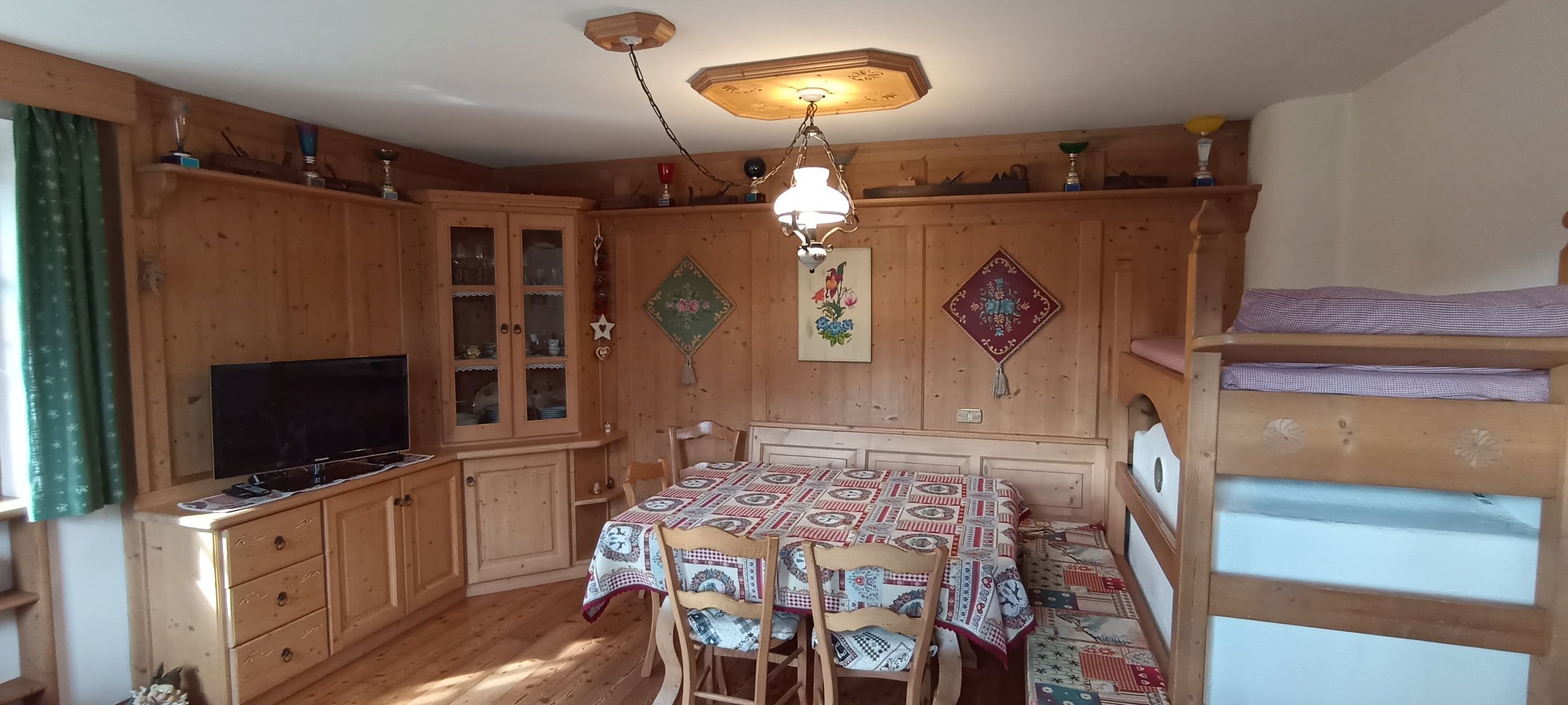 La sala da pranzo, con la stufa e il tavolo